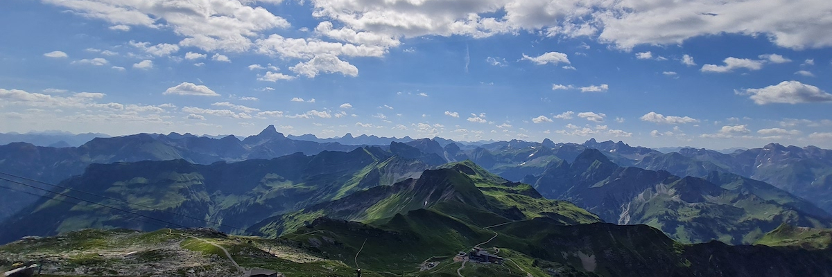 Bayerische Alpen mit bewölktem Himmel