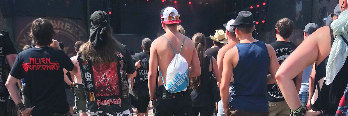 Besucher des Summerbreeze 2018 von hinten